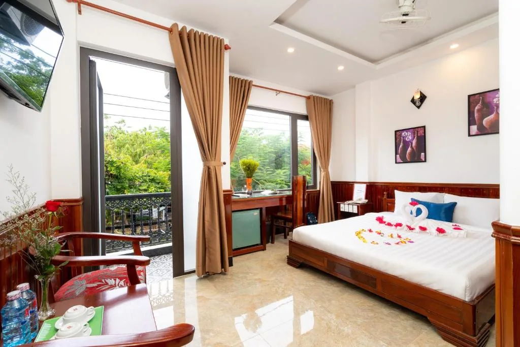 Deluxe Double Room with Balcony — Family Hotel Hoi An Center